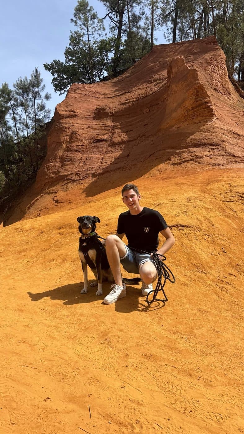 Raphaël et son chien devant la falaise d'ocre